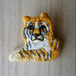 虎　tiger　手刺繍ブローチ　トラ